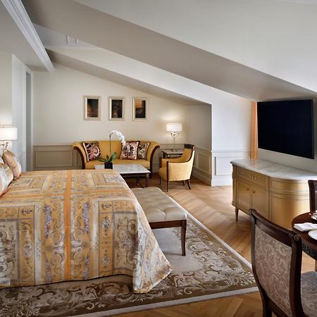 Palazzo Versace Dubai Camera foto A suite at the Mandarin Oriental, Paris