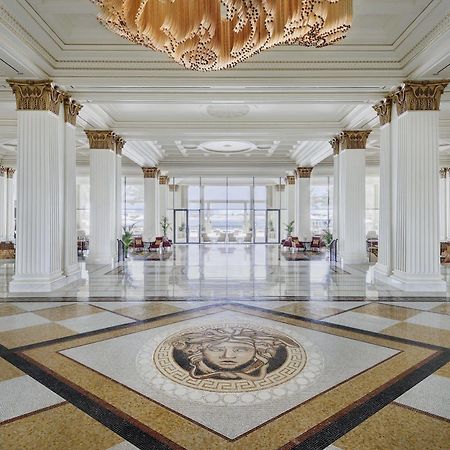 Palazzo Versace Dubai Esterno foto The lobby of the Four Seasons Hotel