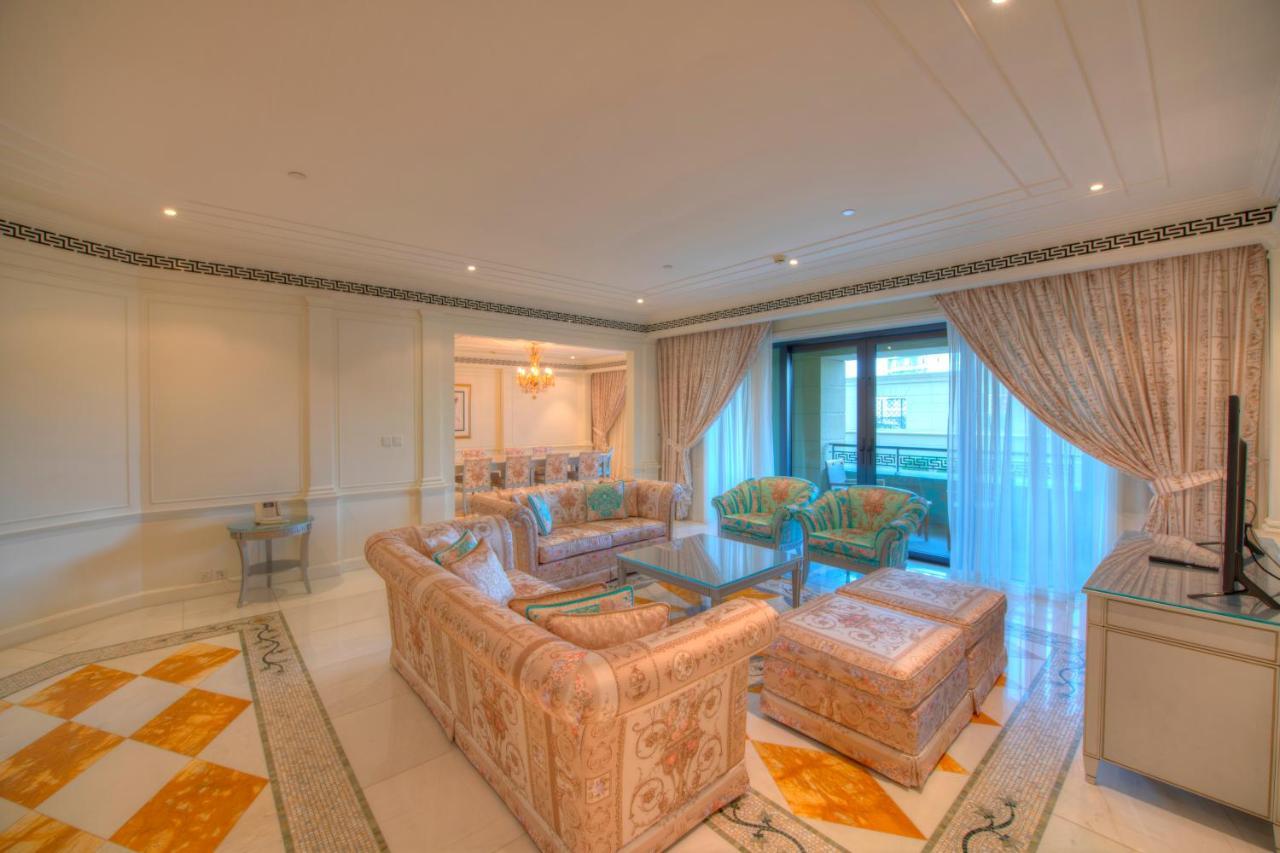 Palazzo Versace Dubai Esterno foto A living room in a suite at the Atlantis Paradise Island Resort