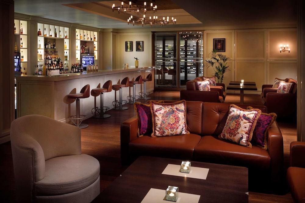 Palazzo Versace Dubai Esterno foto The bar at the Concourse