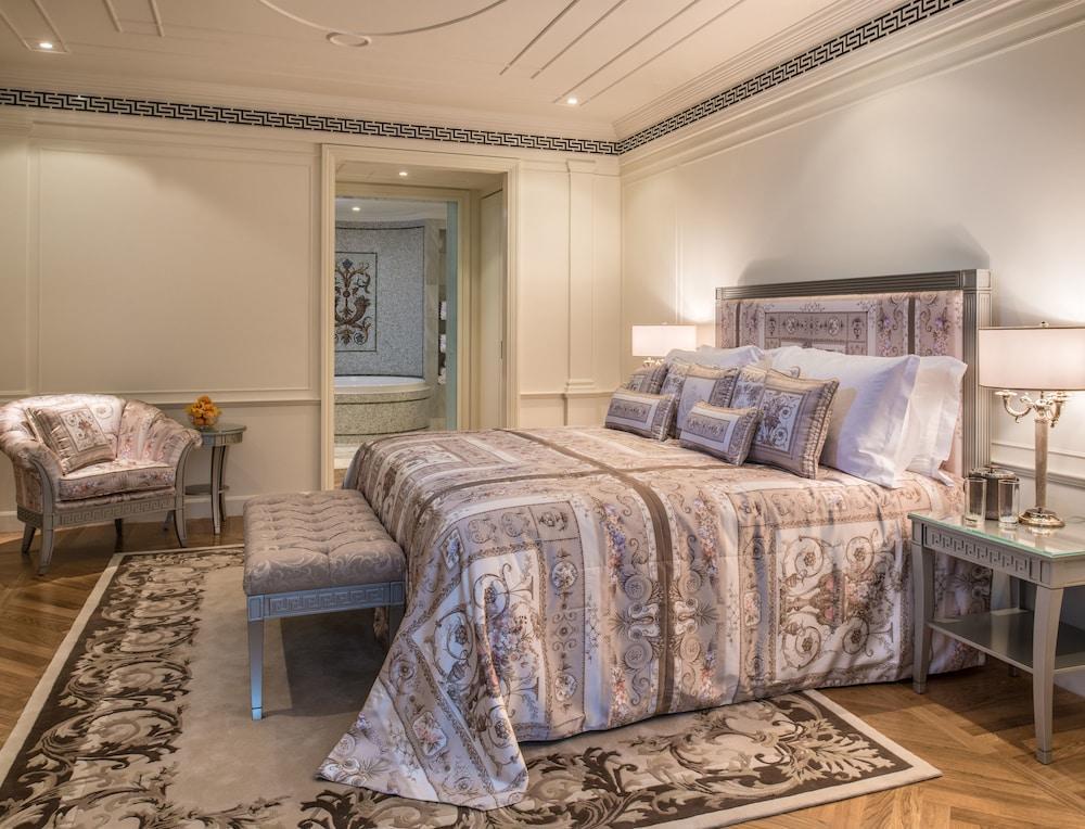 Palazzo Versace Dubai Esterno foto A bedroom at the Four Seasons Hotel