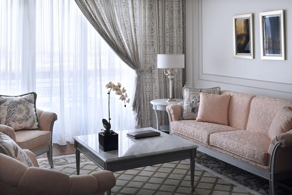 Palazzo Versace Dubai Esterno foto A living room at the Four Seasons Hotel