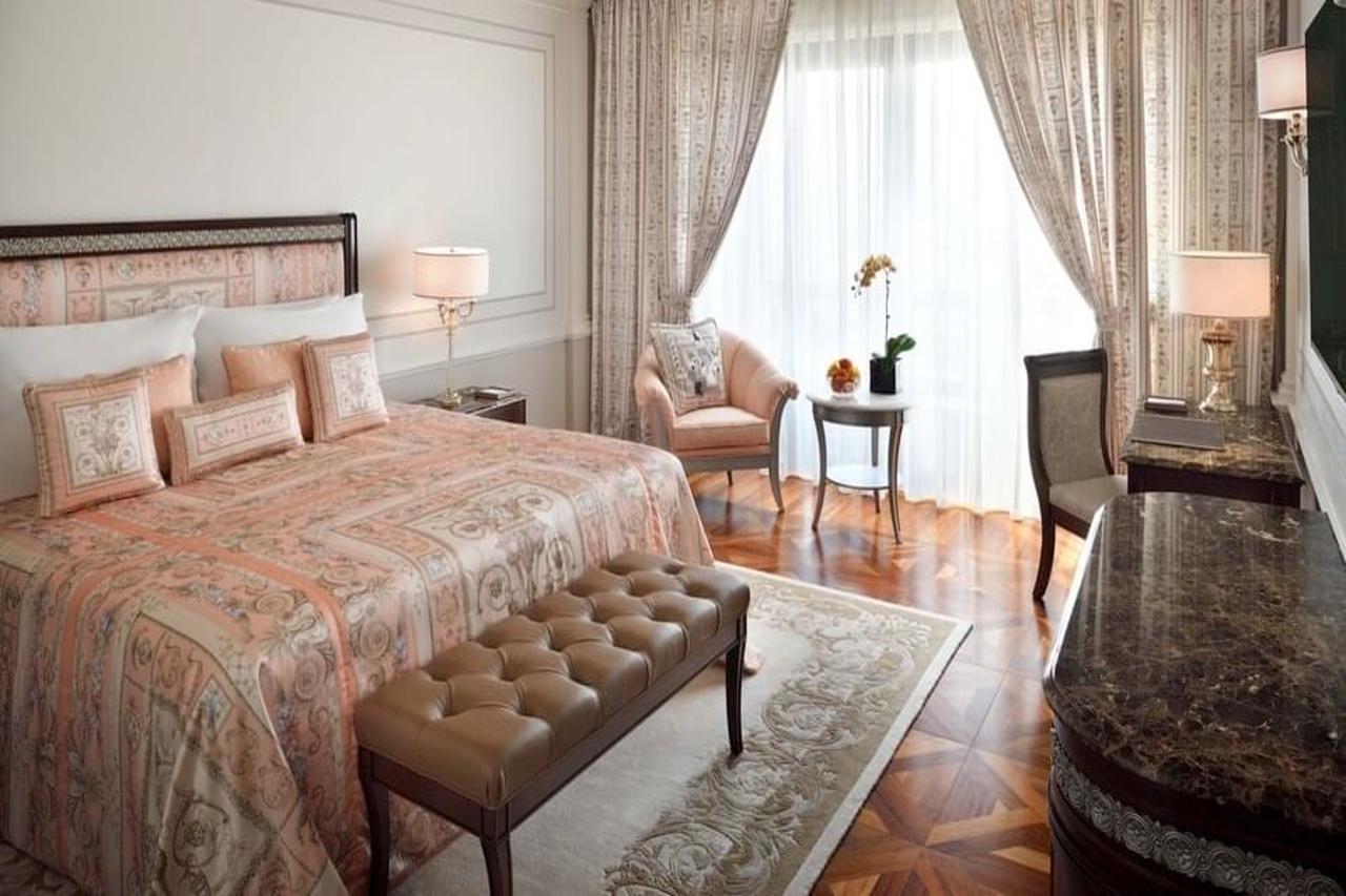 Palazzo Versace Dubai Esterno foto A bedroom at the Taj Mahal Palace