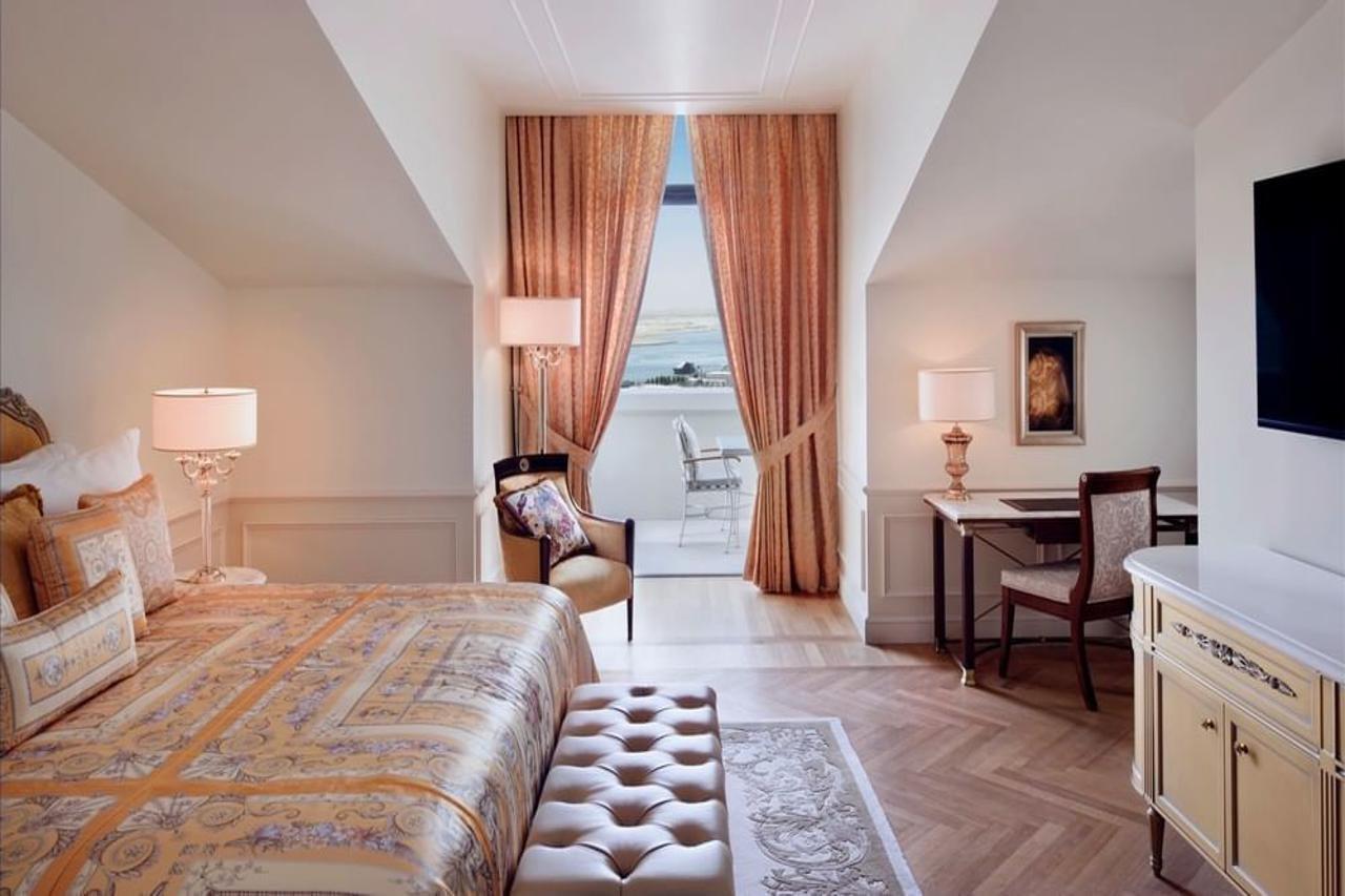 Palazzo Versace Dubai Esterno foto A room at the Four Seasons Hotel