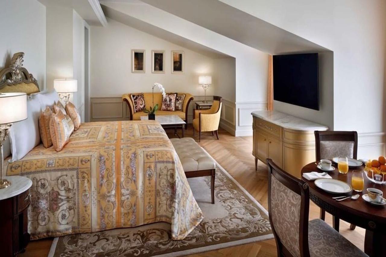 Palazzo Versace Dubai Esterno foto A suite at the Mandarin Oriental, Munich