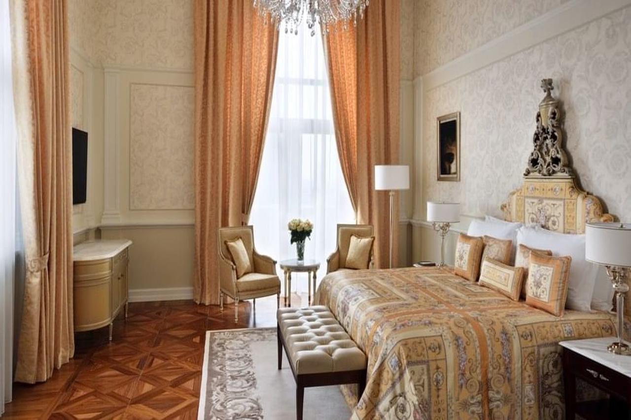 Palazzo Versace Dubai Esterno foto A bedroom at the Four Seasons Hotel