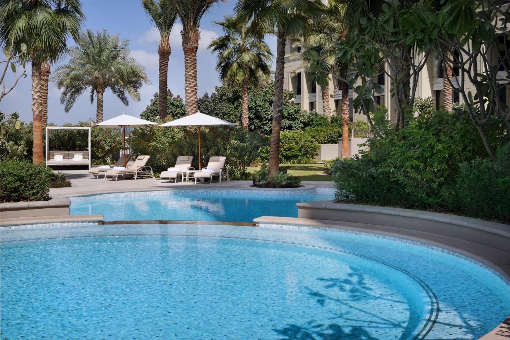 Palazzo Versace Dubai Esterno foto The swimming pool at the Four Seasons Hotel