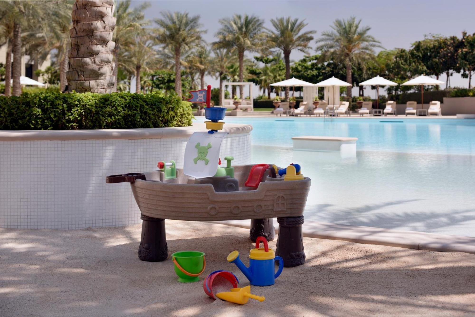 Palazzo Versace Dubai Esterno foto A water table