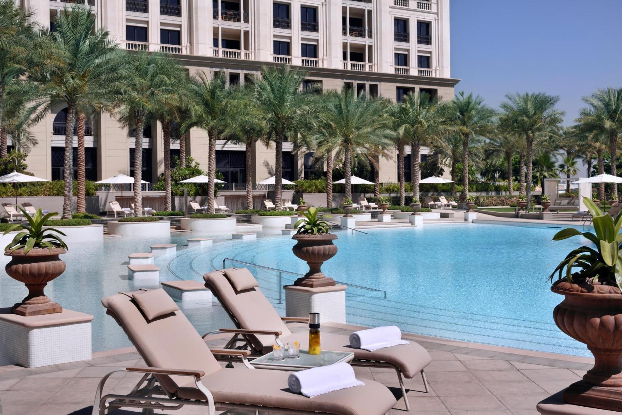 Palazzo Versace Dubai Esterno foto The pool at Jumeirah Emirates Towers Hotel