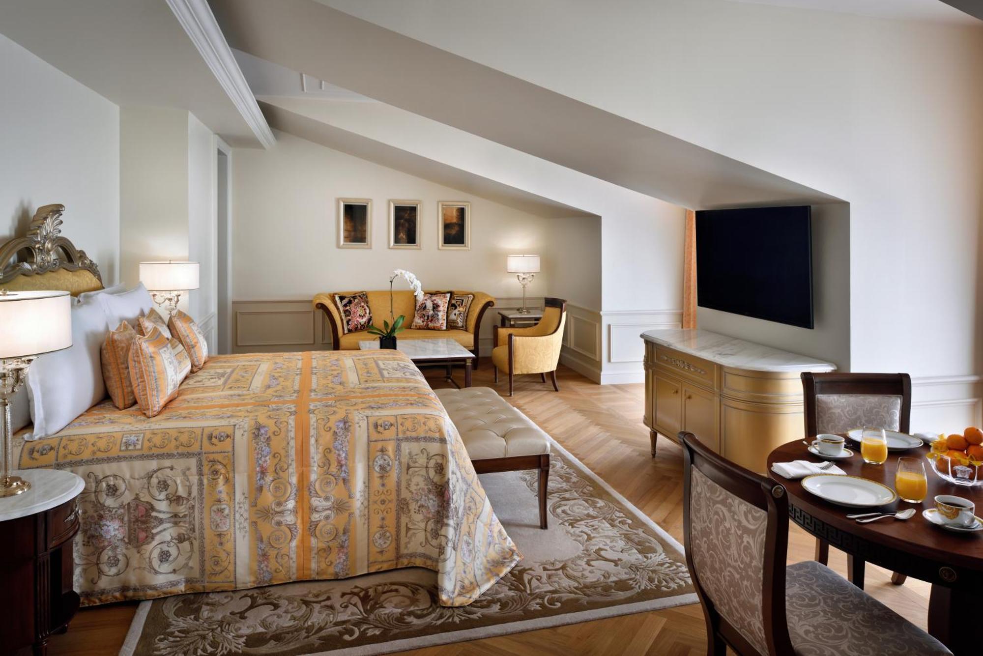 Palazzo Versace Dubai Camera foto A suite at the Mandarin Oriental, Paris