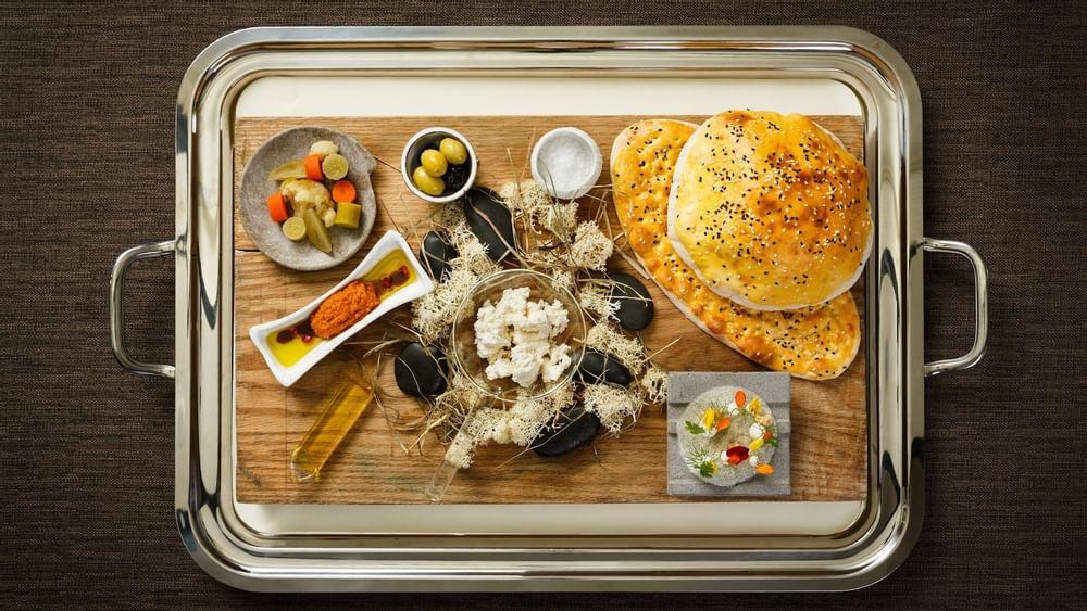 Palazzo Versace Dubai Esterno foto A traditional Persian breakfast