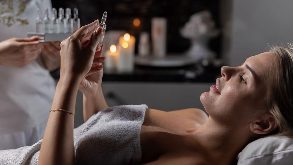 Palazzo Versace Dubai Esterno foto A woman receiving a facial treatment