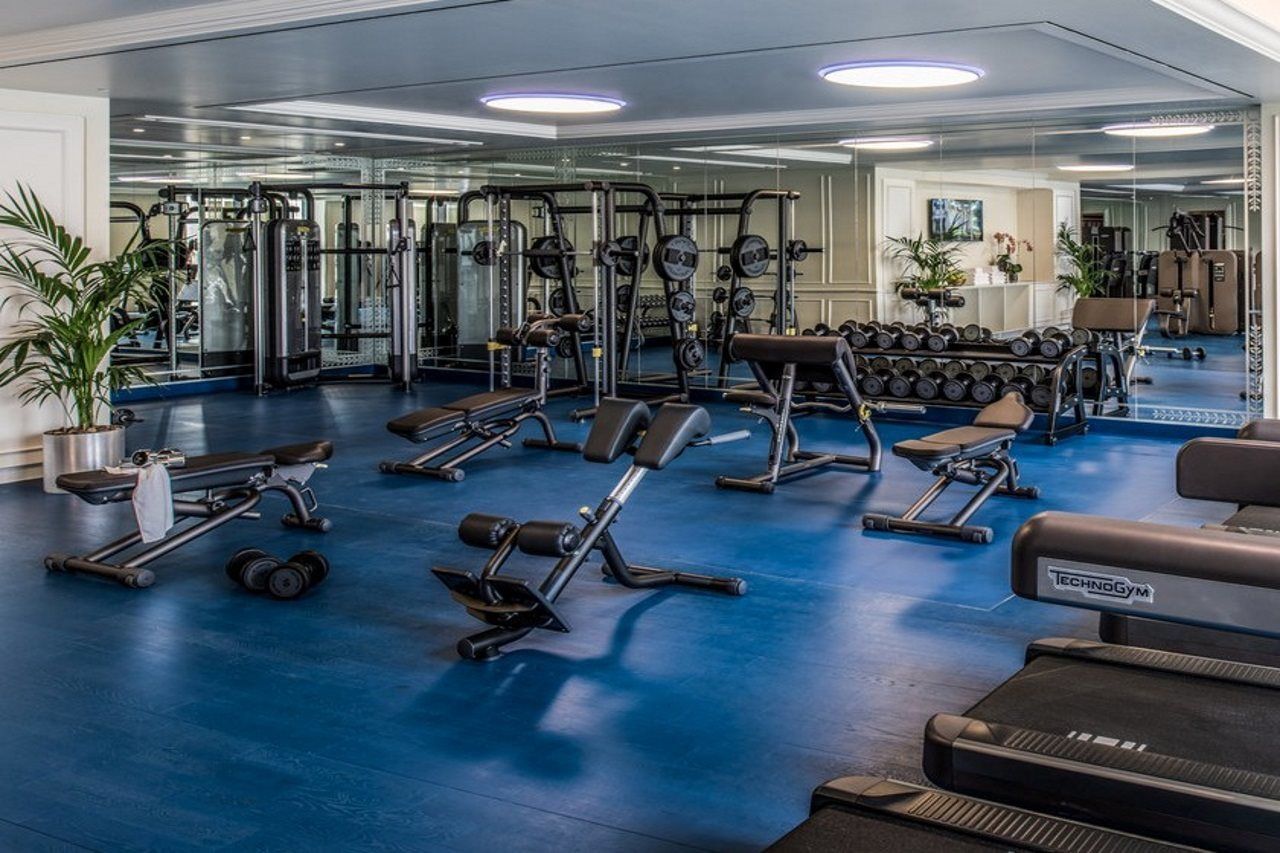 Palazzo Versace Dubai Esterno foto The gym at the hotel