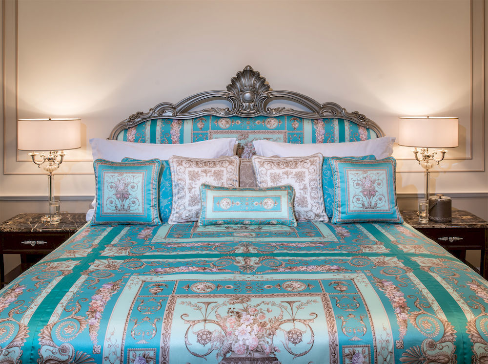 Palazzo Versace Dubai Esterno foto A bed with bed linen