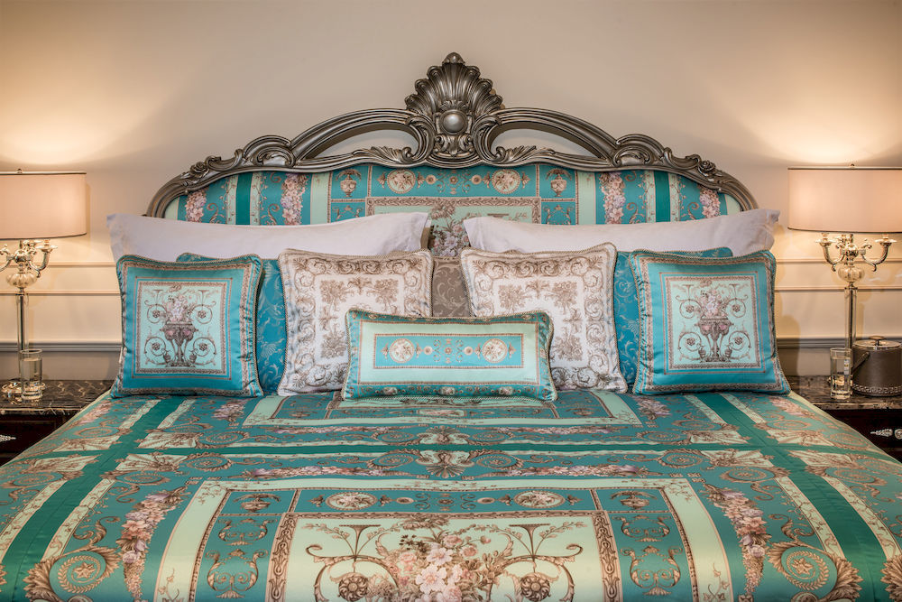 Palazzo Versace Dubai Esterno foto A bed with bed linen