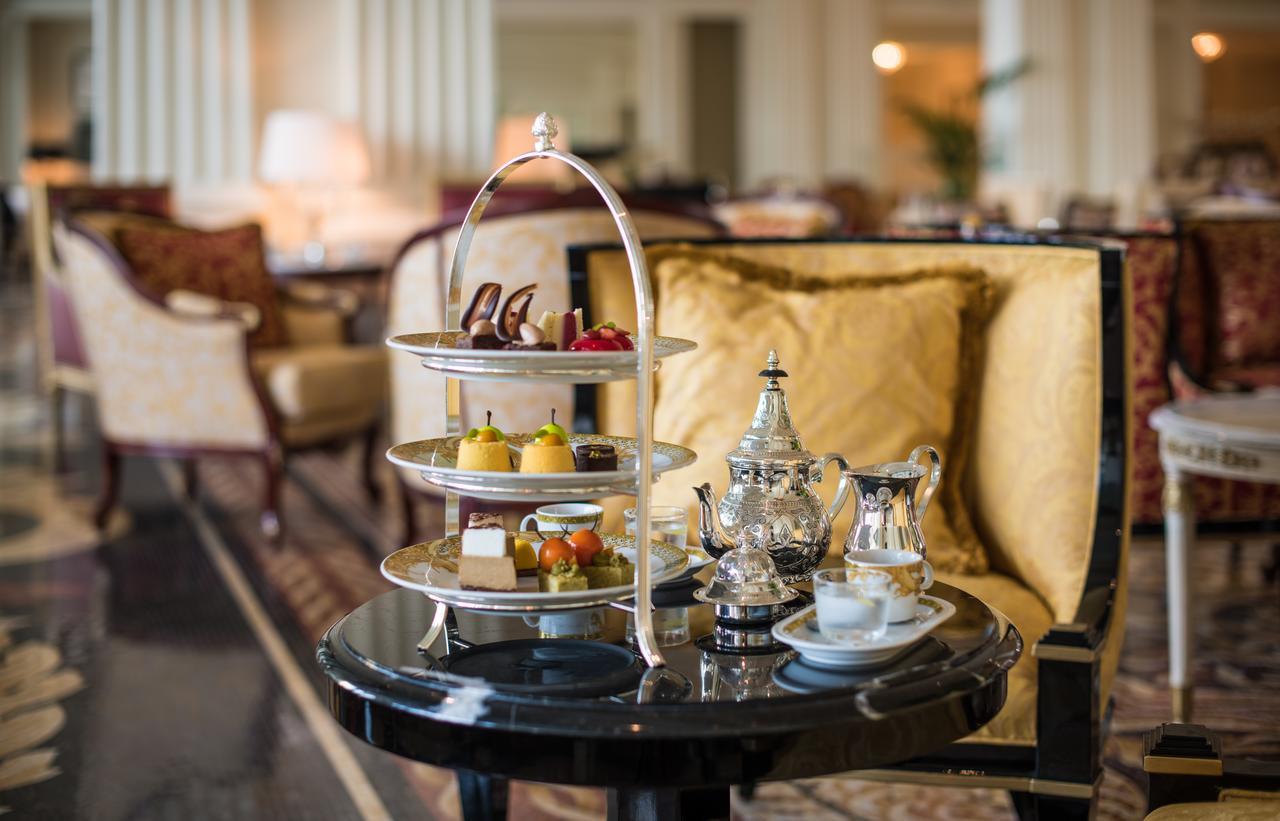 Palazzo Versace Dubai Esterno foto Afternoon tea at the Emirates Palace