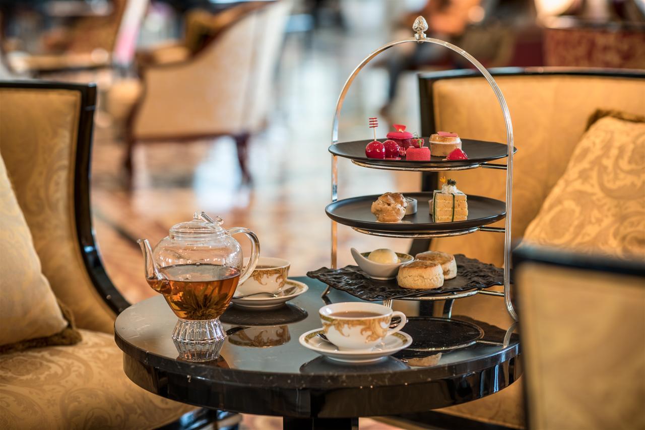 Palazzo Versace Dubai Esterno foto Afternoon tea at the Ritz-Carlton, Dubai