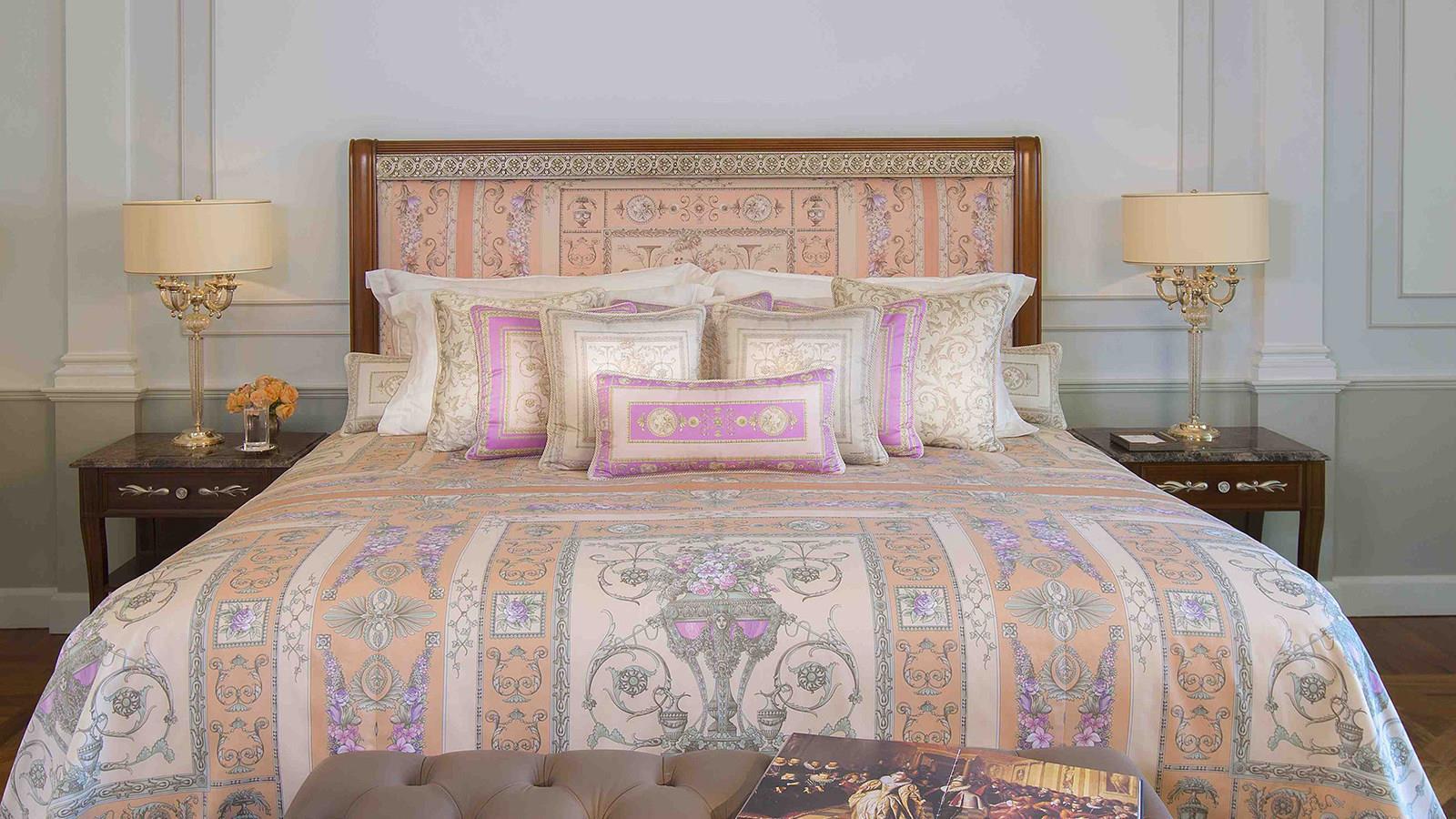 Palazzo Versace Dubai Esterno foto A bed with bed linen