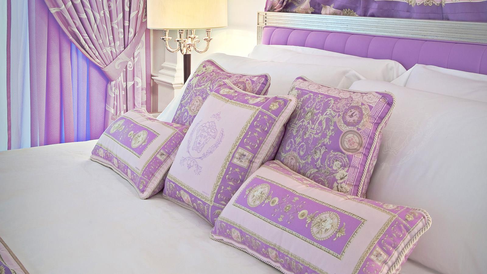 Palazzo Versace Dubai Esterno foto Pillows