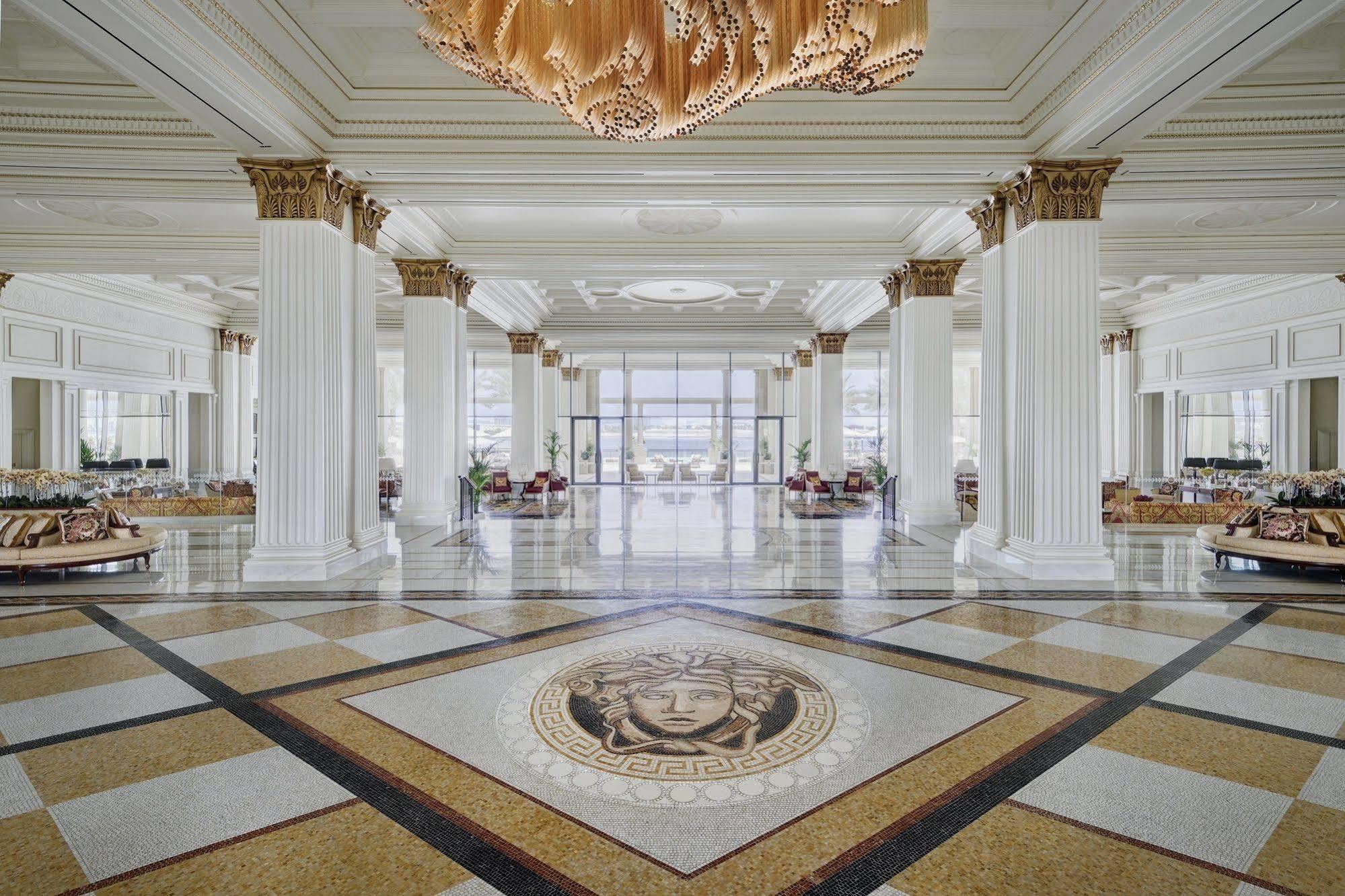 Palazzo Versace Dubai Esterno foto The lobby of the Four Seasons Hotel